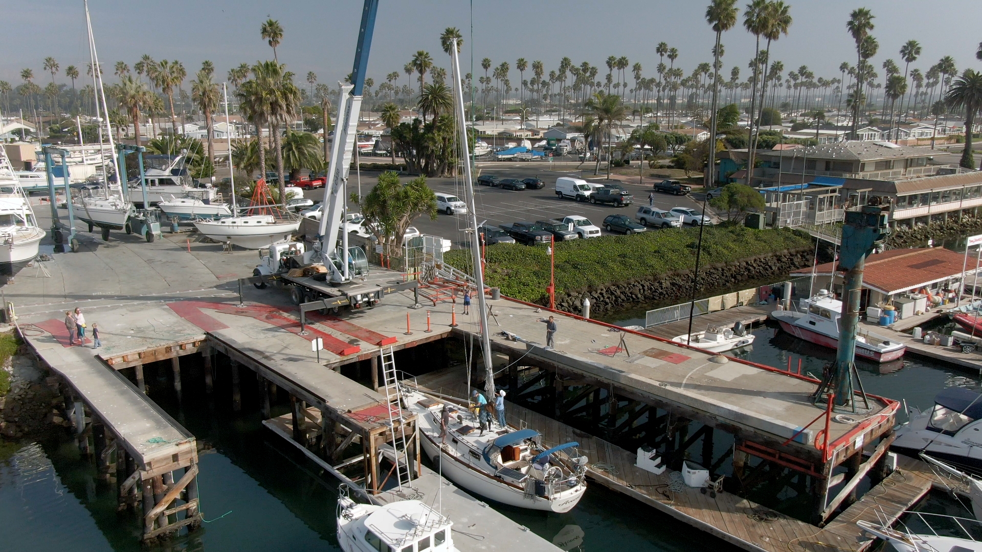 Removing our sailboats mast to rebuild it